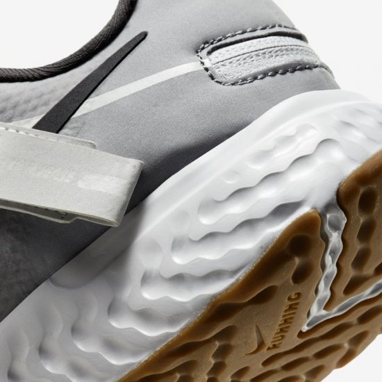 Nike Revolution 5 FlyEase | Smoke Grey / Photon Dust / Metallic Copper / Dark Smoke Grey - Click Image to Close