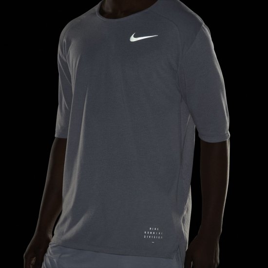 Nike Run Division Rise 365 | Atmosphere Grey - Click Image to Close