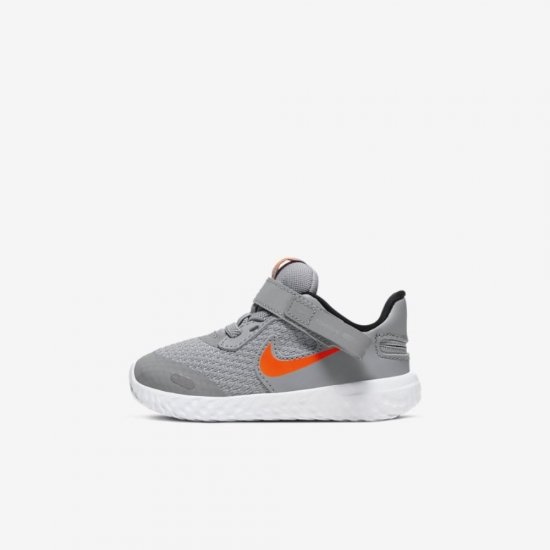 Nike Revolution 5 FlyEase | Light Smoke Grey / White / Black / Total Orange - Click Image to Close