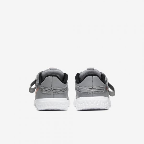 Nike Revolution 5 FlyEase | Light Smoke Grey / White / Black / Total Orange - Click Image to Close